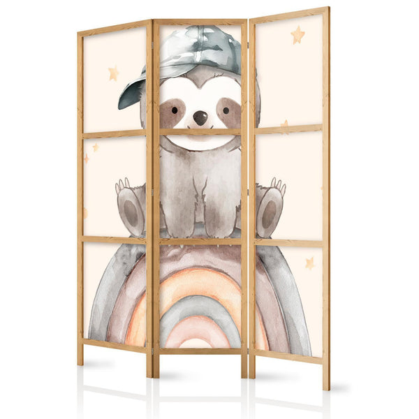 Paravento giapponese - Happy Sloth - Sloth in muted colors - wearing a cap - sitting on a rainbow among the stars